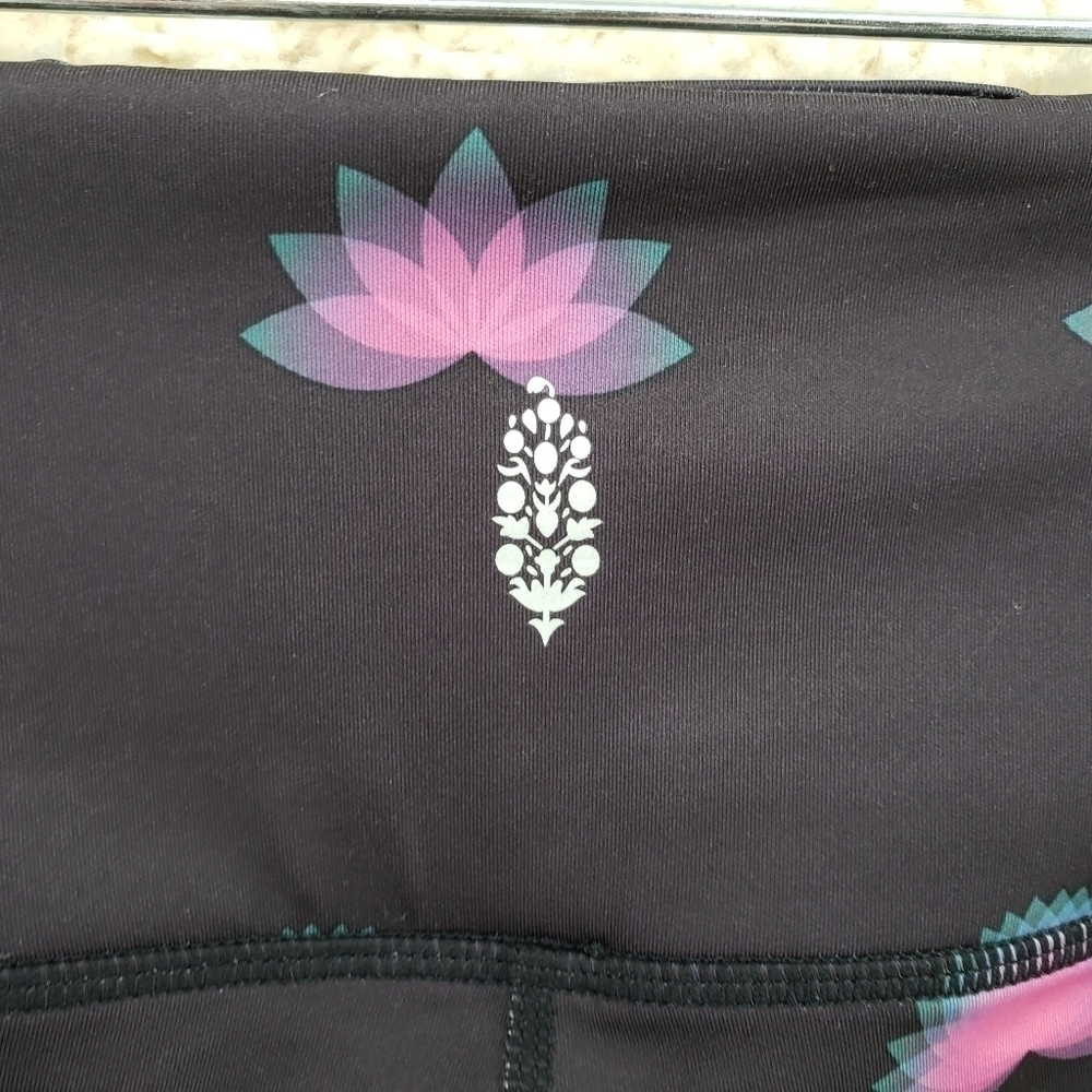 FP Movement Free People women US Small black leggings pink lotus flowers poly - Picture 5 of 11